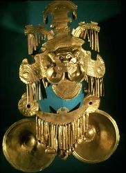 Pectoral ornament fra Calima-regionen, Colombia, ca. AD 500-1500 (gull)